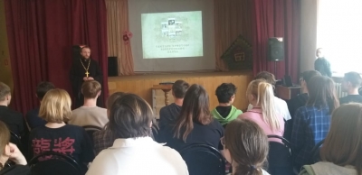 В Средней общеобразовательной школе посёлка Крутоярский прошла встреча со священником